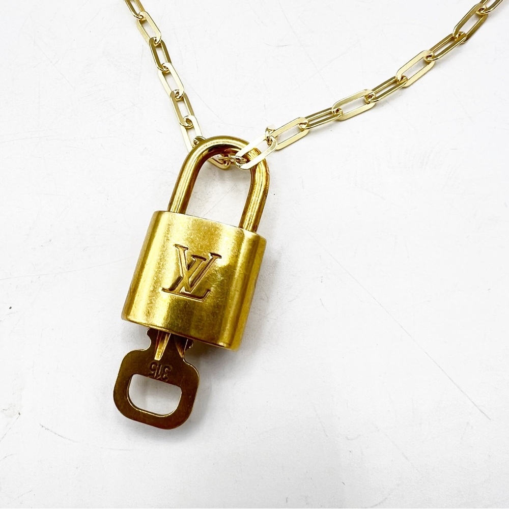 Louis Vuitton Lock & Key #315 on Giani Bernini Paperclip Link 18" Chain Necklace - Picture 8 of 17